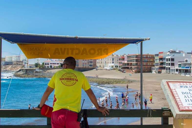 Servicio de vigilancia y socorrismo en la playa teldense de Salinetas (Foto TA)